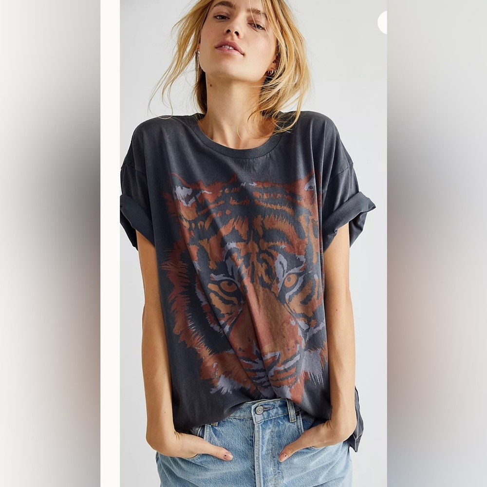 Oversized tee with a slouchy fit